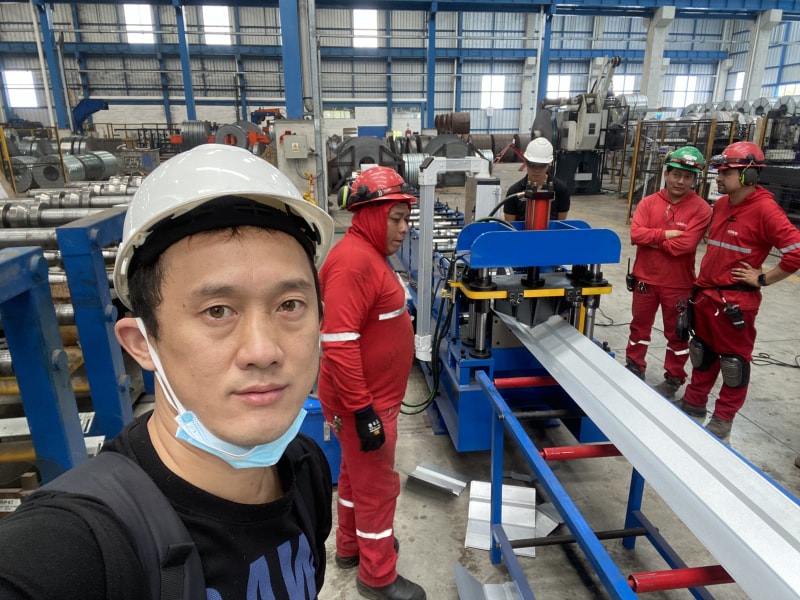 沧州4118云顶集团冷弯成型设备彩钢脊瓦机顺利抵达厄瓜多尔推动当地产业革新