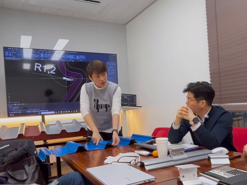 跳出 “内卷” 漩涡！4118云顶集团冷弯联合韩方研发光伏屋面板型，迈向绿色能源新时代